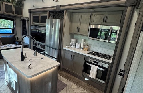 Pierson RV Rental | Cozy campground in charming Pierson with AC, WiFi