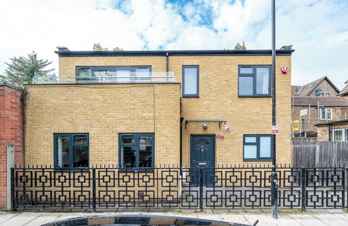 Tottenham House | Vibrant 3-bedroom house in wonderful London with WiFi