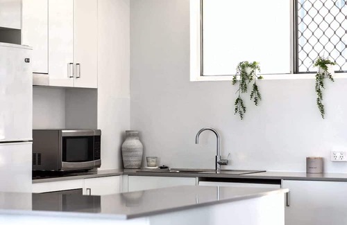 Paradise Point Apartment | Surfers Paradise Beachfront