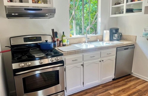 Elysian Heights House | Cute Lush 2-bedroom house in vibrant Los Angeles