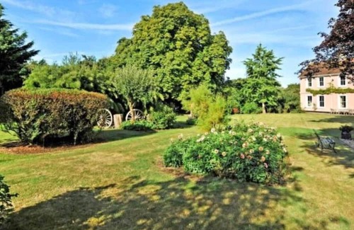 Westbury Villa | 200 yr old English Vicarage Spacious 6 bedroom in fabulous Westbury with WiFi