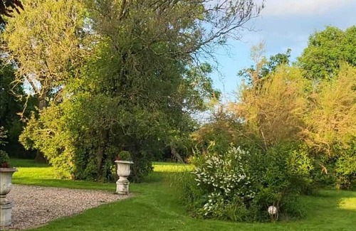 Westbury Villa | 200 yr old English Vicarage Spacious 6 bedroom in fabulous Westbury with WiFi