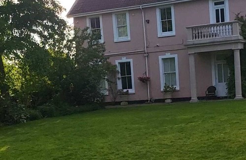 Westbury Villa | 200 yr old English Vicarage Spacious 6 bedroom in fabulous Westbury with WiFi