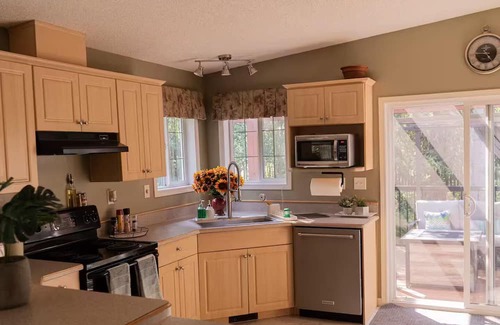 East Kootenay House | Holiday House at Rosen Lake | 30 Mins To Ski Hill