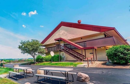 Downtown Cleveland House | 3 Convenient Rooms Near Rock and Roll Hall of Fame w/Plush Bedding