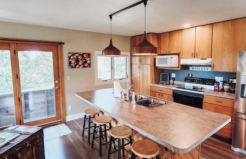 Mineral Point Cottage | Cozy Cottage with Driftless Views. Fireplace, outdoor trails, and close to town.