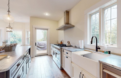 Sandwich House | NEW BUILD! Mountain views, minutes from Squam's Sandwich Beach and boat ramp!