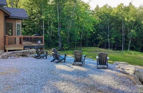 Sandwich House | NEW BUILD! Mountain views, minutes from Squam's Sandwich Beach and boat ramp!