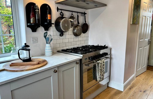 Oakley House | Cottage in Basingstoke