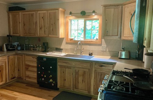 Powell Cabin | Charming Cabin in Heart of Recreation & Fall Colors + Sauna, Fire Pit + More!