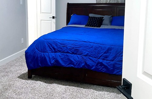 Anna House | Private Room Beautiful, Quite, Clean king bed Newly Built home.