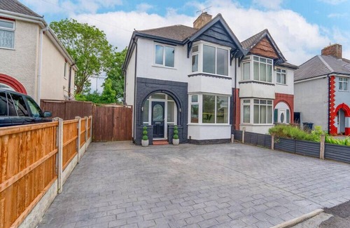 Wolverhampton House | Stylish House in Wolverhampton with Free Parking