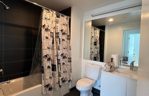 Financial District Apartment | Modern High-Rise Retreat with Stunning Views in the Tech Heart of San Francisco