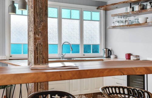 Marcoola House | Seafarer's Retreat is a renovated family property boasting room for up to 16.