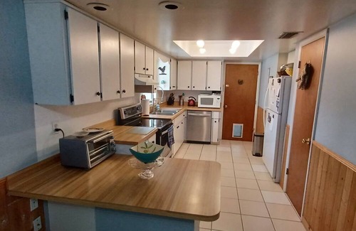 Hollywood Estates Of Canova Park House | Charming 3-bedroom house with AC, WiFi in brilliant Melbourne