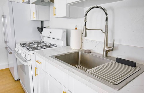 Granada Hills Apartment | Private Studio Granada Hills| Near CSUN, Universal