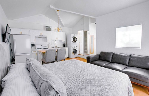 Granada Hills Apartment | Private Studio Granada Hills| Near CSUN, Universal