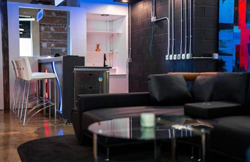 Sparta House | Art Inspired Micro-Hotel - 2 Studio Suites | Grill | Pool Table