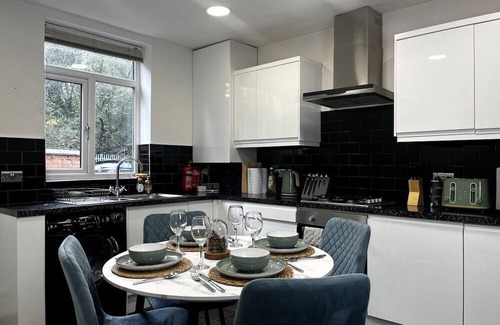 Walkden House | Tranquil 3 Bed Oasis and Parking