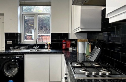 Walkden House | Tranquil 3 Bed Oasis and Parking