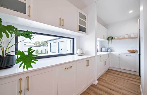 Dubbo House | Turon - Pool Entertainer, Elevated Luxury