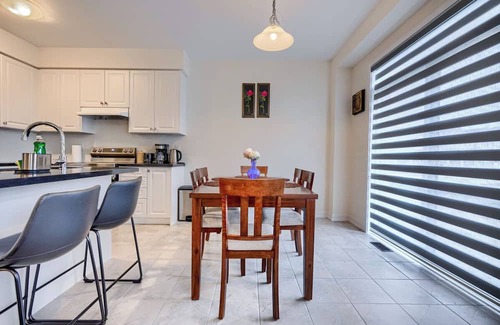 Cambridge House | 4BR Near Highway 401, King & Queens beds - Free Parking
