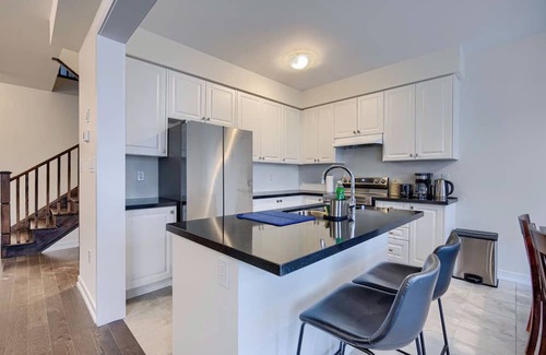 Cambridge House | 4BR Near Highway 401, King & Queens beds - Free Parking