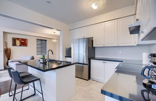 Cambridge House | 4BR Near Highway 401, King & Queens beds - Free Parking