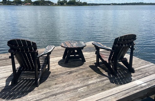 Summerfield House | Charming 2-bedroom lakefront house in Summerfield with WiFi and AC