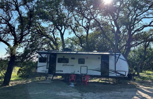 Marble Falls House | Cozy & Spacious Grand Surveyor Glamping Experience @ Fishers of Men Ranch