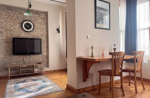 Sisli Apartment | 2Br /2Ba 3rd floor of Historical Building, Galata
