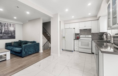 Scarborough Apartment | BIG PRIVATE ROOM with TERRACE in Scarborough