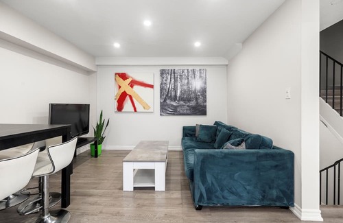 Scarborough Apartment | BIG PRIVATE ROOM with TERRACE in Scarborough