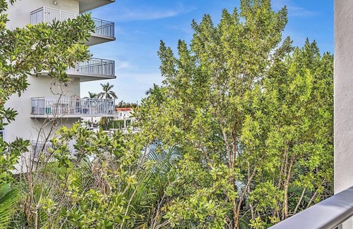 Surfside Apartment | Double Queen Room-Hosted by Sweetstay