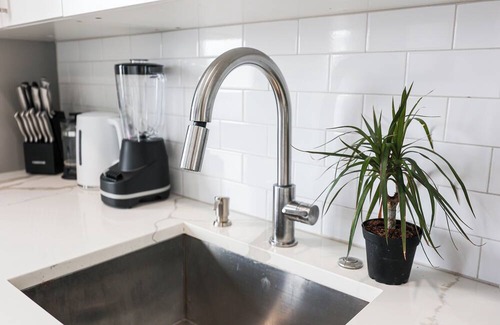North Philadelphia East Apartment | Imagine a stylish escape in Philadelphia, the epitome of urban luxury