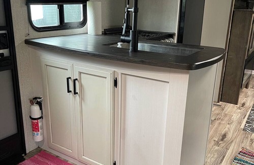 Lexington House | Cozy 5BD 2BR w/Fireplace & Modern Amenities, spacious RV @ KHP