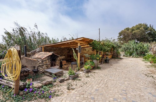 Carrapateira Apartment | Studio Apartment 'Alma' with Mountain View, Shared Terrace and Wi-Fi