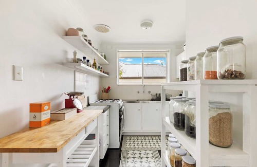 Fitzroy North Apartment | Quaint 2 Bedroom Fitzroy Apartment Free WiFi