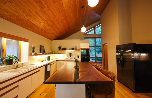 Lansing House | LNSNG VISTA I River + Trails