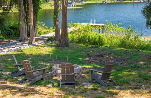 Odessa House | Serene Lakefront Retreat: Unwind on Lake Wood
