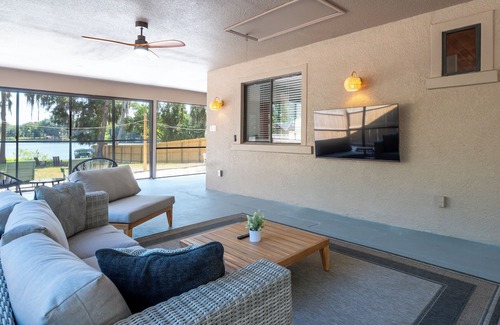 Odessa House | Serene Lakefront Retreat: Unwind on Lake Wood