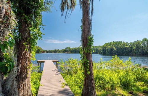 Odessa House | Serene Lakefront Retreat: Unwind on Lake Wood