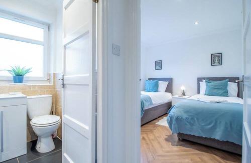 Coatbridge Apartment | 3-bedroom apartment in tranquil Coatbridge with WiFi