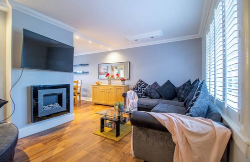 Coatbridge Apartment | 3-bedroom apartment in tranquil Coatbridge with WiFi