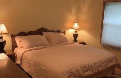 Rochester House | Elegant & Secure Family Abode Grand 2-Bedroom Retreat (Downstairs)
