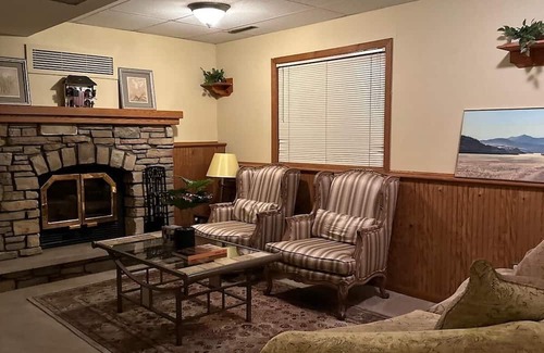 Rochester House | Elegant & Secure Family Abode Grand 2-Bedroom Retreat (Downstairs)