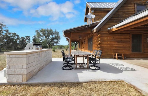 Burnet Cabin | EHAD RANCH 3-bedroom cabin in the Hill Country of Texas