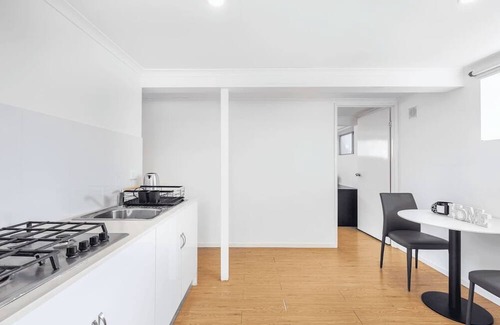 Macgregor Apartment | 1 Bedroom Unit near highway/ transports & shops