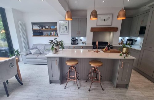 Didsbury House | Hot Tub, Free Parking Large Edwardian Home