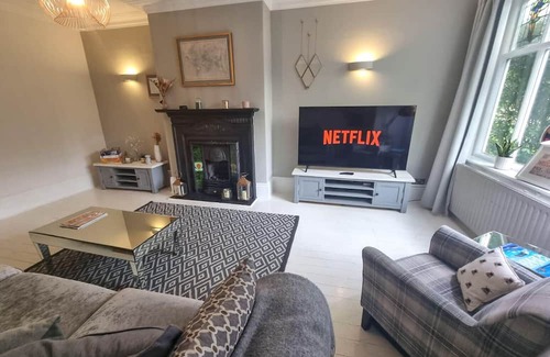 Didsbury House | Hot Tub, Free Parking Large Edwardian Home